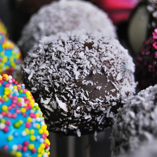 Cake pops, μικρές μπουκιές κέικ με σοκολατένια επικάλυψη πάνω σε ξυλάκι, ιδανικά για πάρτι
