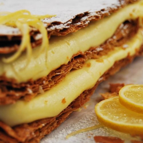 Ελαφρύ μιλφέιγ λεμόνι με τραγανά φύλλα και δροσερή λεμονάτη κρέμα ανάμεσα, σερβιρισμένο σε μερίδα
