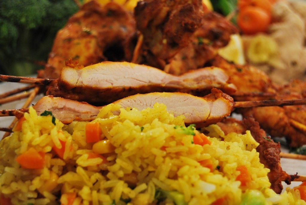 Κοτόπουλο tandoori μαριναρισμένο σε ινδικά μπαχαρικά, σερβιρισμένο δίπλα σε ρύζι λαχανικών