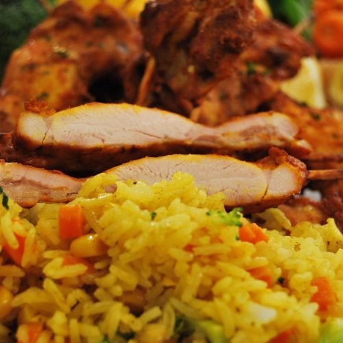 Κοτόπουλο tandoori μαριναρισμένο σε ινδικά μπαχαρικά, σερβιρισμένο δίπλα σε ρύζι λαχανικών