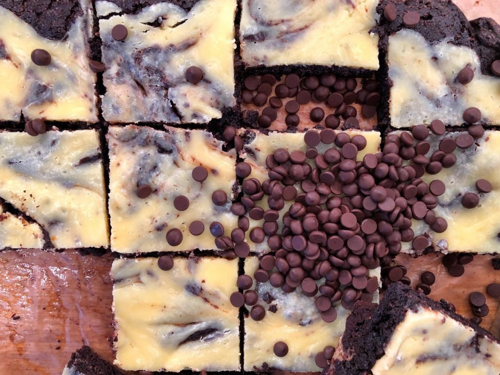 Brownie cheesecake με πυκνό σοκολατένιο brownie και κρεμώδη τυρόκρεμα σε μία μπουκιά