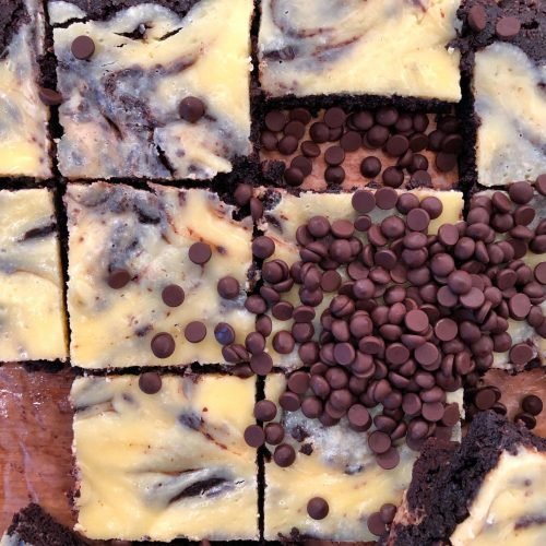 Brownie cheesecake με πυκνό σοκολατένιο brownie και κρεμώδη τυρόκρεμα σε μία μπουκιά