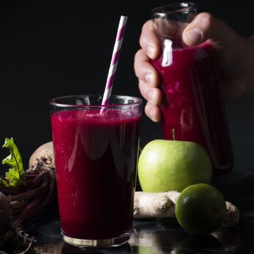 Χυμός με παντζάρι για ενέργεια και αποτοξίνωση, με βαθύ κόκκινο χρώμα και γήινη γλύκα
