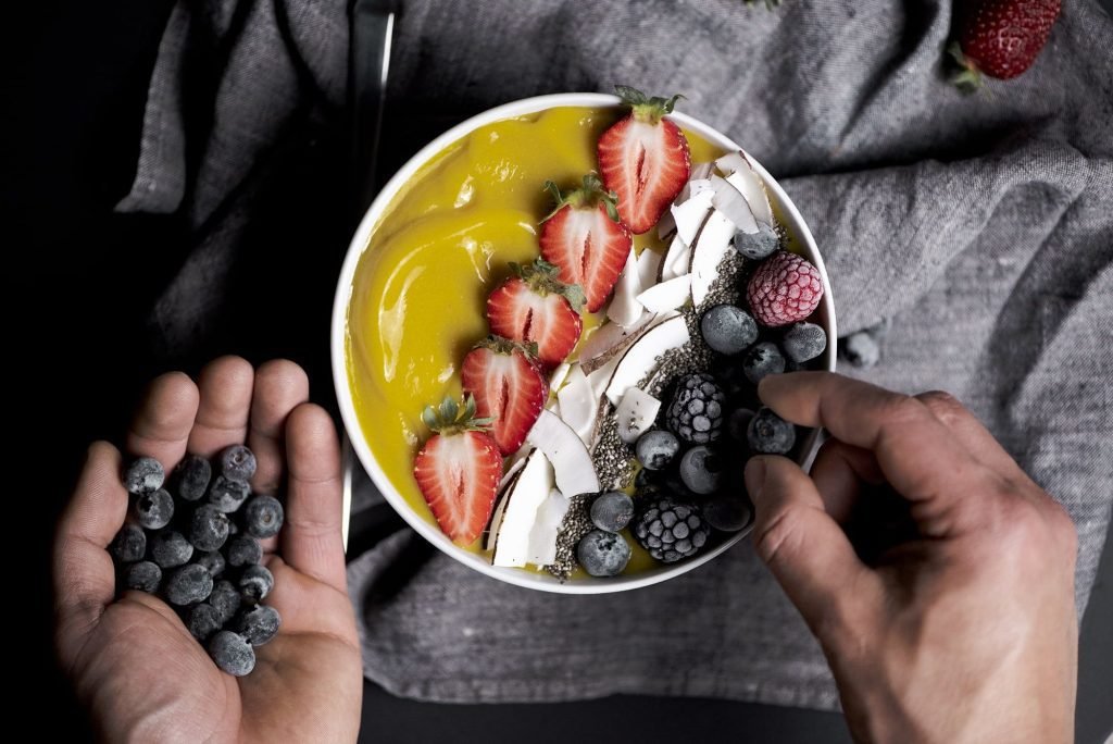 Μπανάνα-μάνγκο smoothie bowl, κρεμώδες και τροπικό, σερβιρισμένο σε μπολ έτοιμο για στόλισμα