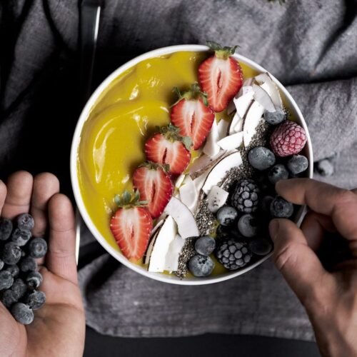 Μπανάνα-μάνγκο smoothie bowl, κρεμώδες και τροπικό, σερβιρισμένο σε μπολ έτοιμο για στόλισμα