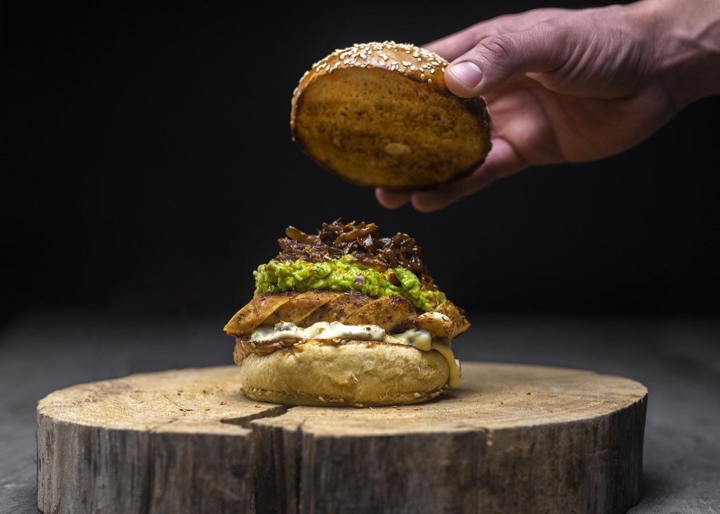 The flavorits burger με ζουμερό μπιφτέκι και ισορροπημένα υλικά μέσα σε μαλακό ψωμάκι