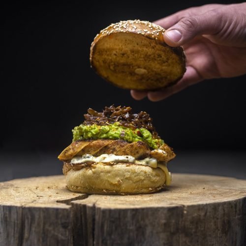 The flavorits burger με ζουμερό μπιφτέκι και ισορροπημένα υλικά μέσα σε μαλακό ψωμάκι