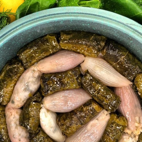 Ντολμαδάκια γιαλαντζί τυλιγμένα με μυρωδικά, σερβιρισμένα με δροσερή σάλτσα γιαουρτιού