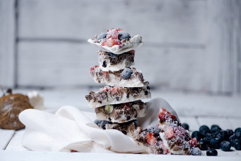 Μπάρες frozen yogurt με σοκολάτα και μούρα, δροσερές και θρεπτικές, έτοιμες για σερβίρισμα