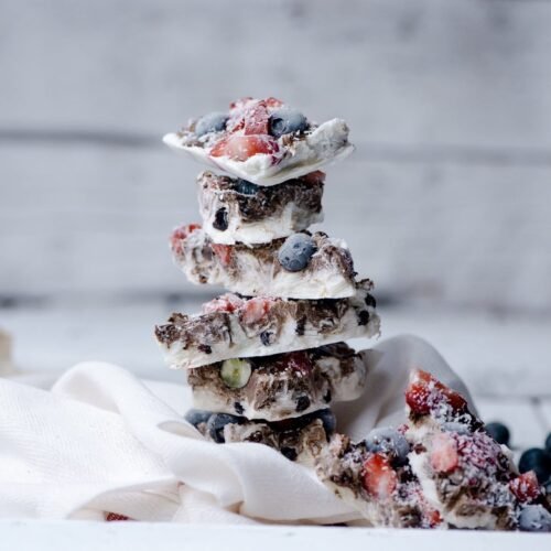 Μπάρες frozen yogurt με σοκολάτα και μούρα, δροσερές και θρεπτικές, έτοιμες για σερβίρισμα