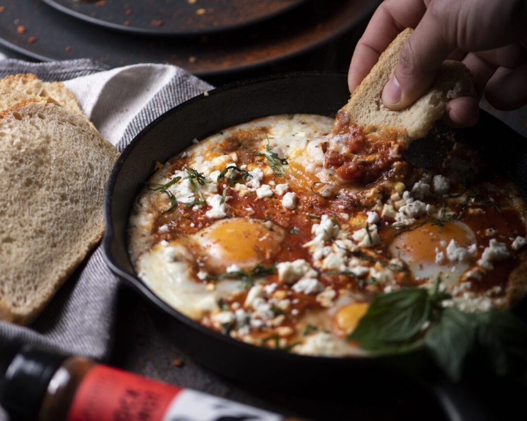 Μεσογειακό shakshouka με ποσέ αυγά σε πλούσια σάλτσα ντομάτας, φέτα και βασιλικό