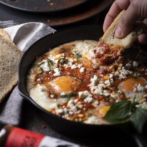 Μεσογειακό shakshouka με ποσέ αυγά σε πλούσια σάλτσα ντομάτας, φέτα και βασιλικό