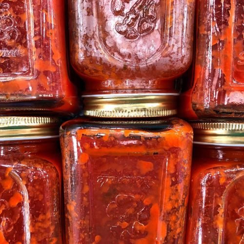 Αποστειρωμένα γυάλινα βάζα έτοιμα για κονσερβοποίηση μαρμελάδας και τουρσιών
