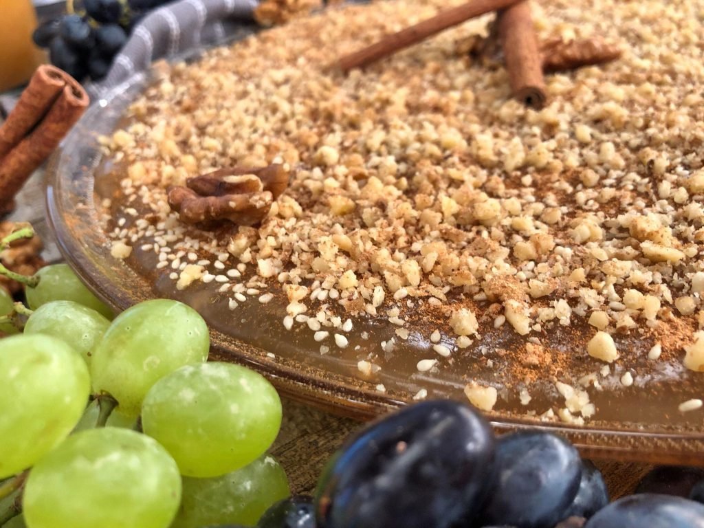 Παραδοσιακή μουσταλευριά από μούστο σταφυλιού με πηχτή βελούδινη υφή, πασπαλισμένη με κανέλα και καρύδι