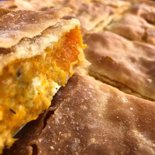 Τραγανή πίτα με κολοκύθα και φέτα, όπου η γλύκα της κολοκύθας παντρεύεται με την αλμύρα του τυριού