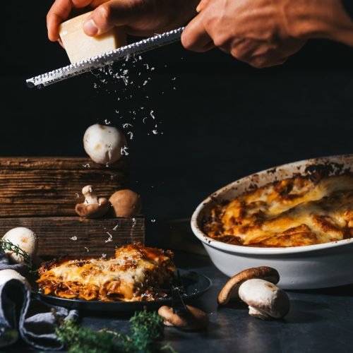 Λαζάνια με κιμά μανιταριών και λιωμένη μοτσαρέλα σε στρώσεις ζυμαρικού και βελούδινης σάλτσας