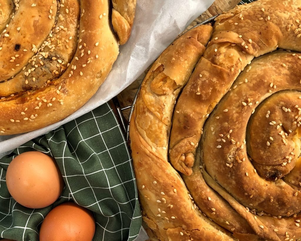 Στριφτή πίτα με πράσο, φέτα και πιπεριά Φλωρίνης τυλιγμένη σε τραγανό σπιράλ φύλλο, έτοιμη κομμένη