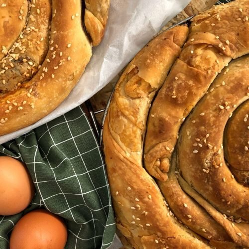 Στριφτή πίτα με πράσο, φέτα και πιπεριά Φλωρίνης τυλιγμένη σε τραγανό σπιράλ φύλλο, έτοιμη κομμένη