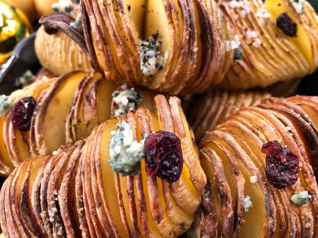 Τραγανές πατάτες Hasselback χαραγμένες σε λεπτές φέτες που ανοίγουν σαν βεντάλια, έτοιμες για σερβίρισμα