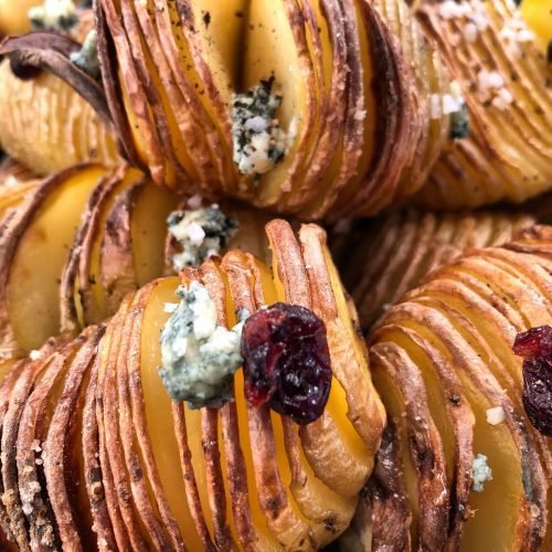 Τραγανές πατάτες Hasselback χαραγμένες σε λεπτές φέτες που ανοίγουν σαν βεντάλια, έτοιμες για σερβίρισμα
