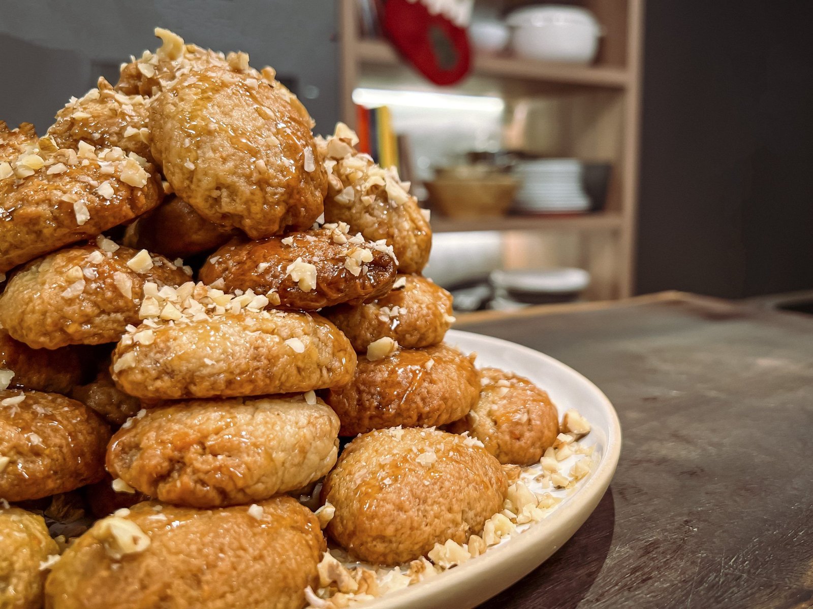 Φρέσκα μελομακάρονα με μέλι και καρύδια