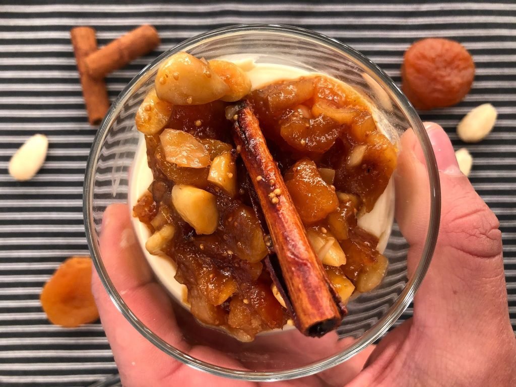 Ελαφριά panna cotta με γλυκό κρασί και φρέσκα φρούτα, με τρεμουλιαστή μεταξένια υφή, δροσερή