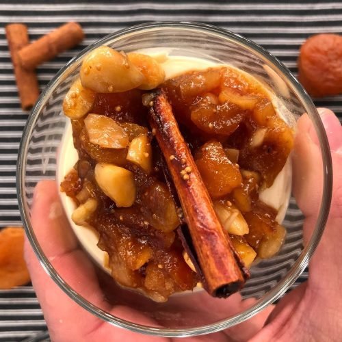 Ελαφριά panna cotta με γλυκό κρασί και φρέσκα φρούτα, με τρεμουλιαστή μεταξένια υφή, δροσερή