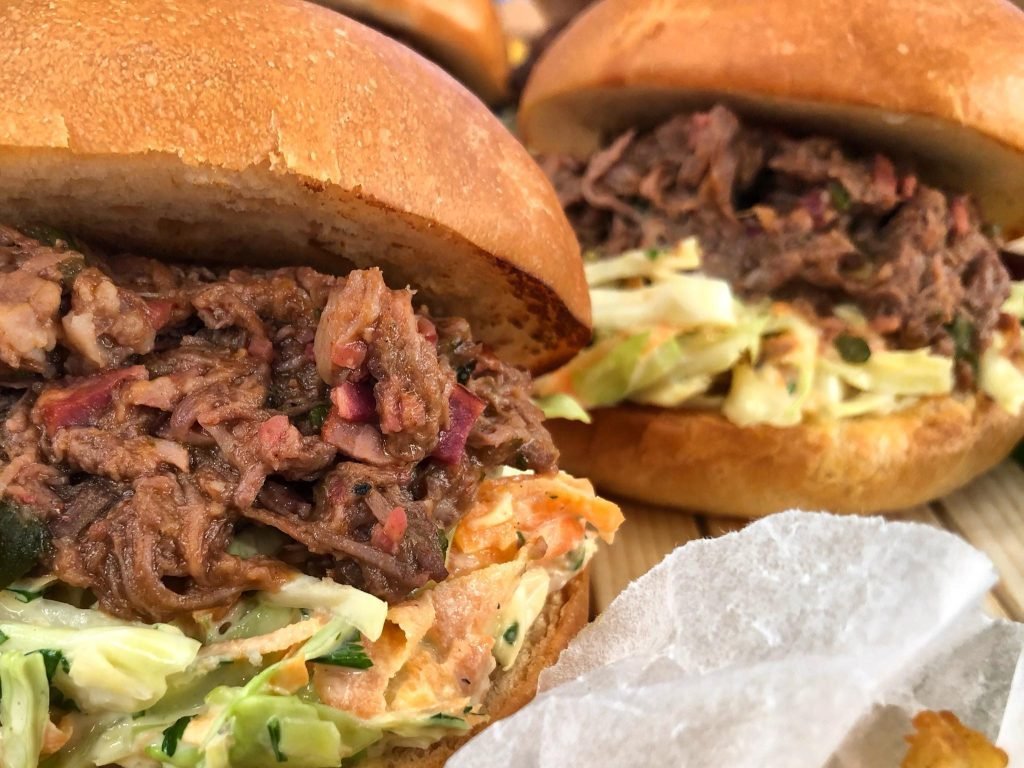 Pulled beef burger με σιγομαγειρεμένο βοδινό που ξεφτίζει σε ζουμερά νήματα μέσα στο ψωμάκι