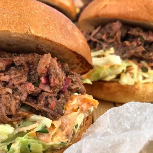 Pulled beef burger με σιγομαγειρεμένο βοδινό που ξεφτίζει σε ζουμερά νήματα μέσα στο ψωμάκι
