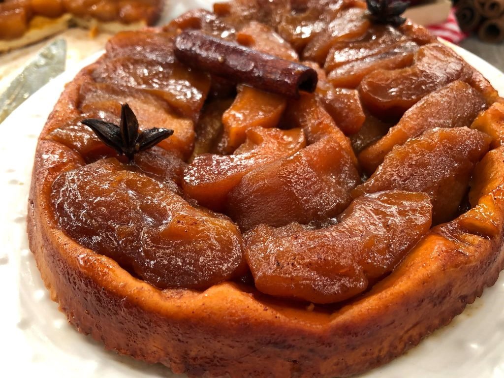 Γαλλική μηλόπιτα tarte Tatin αναποδογυρισμένη, με καραμελωμένα γυαλιστερά μήλα πάνω σε τραγανή ζύμη