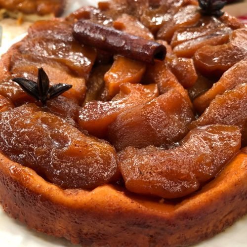 Γαλλική μηλόπιτα tarte Tatin αναποδογυρισμένη, με καραμελωμένα γυαλιστερά μήλα πάνω σε τραγανή ζύμη