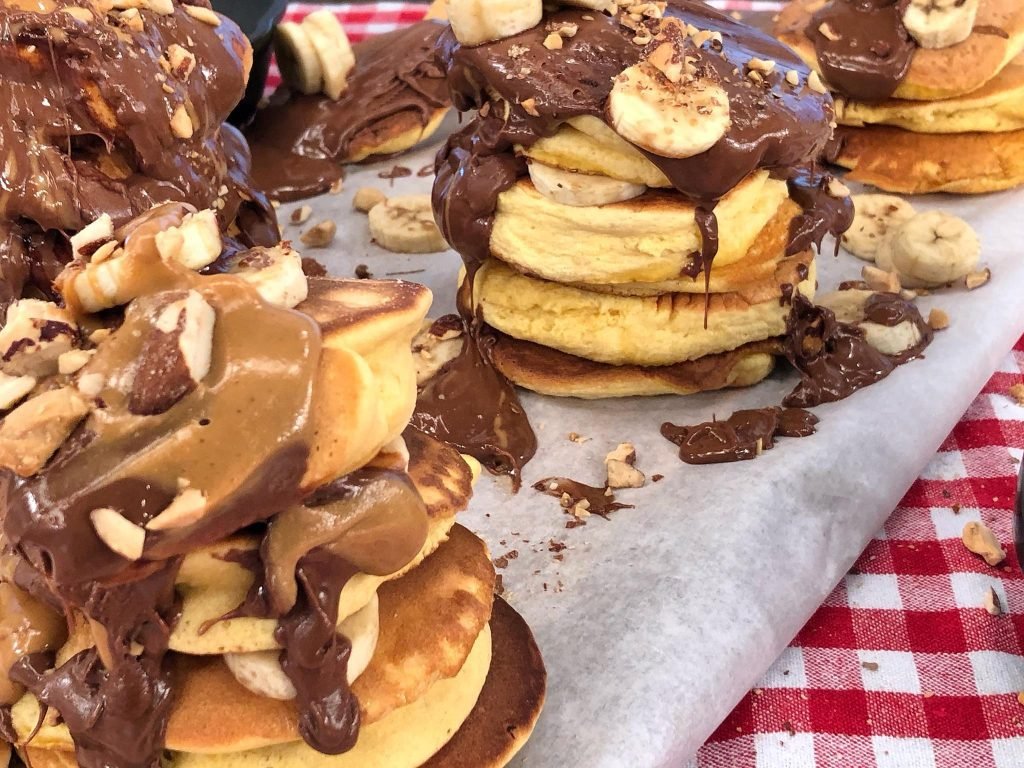 Σουφλέ pancakes ψηλά και αφράτα σαν σύννεφο, στοιβαγμένα στο πιάτο για brunch