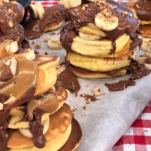 Σουφλέ pancakes ψηλά και αφράτα σαν σύννεφο, στοιβαγμένα στο πιάτο για brunch