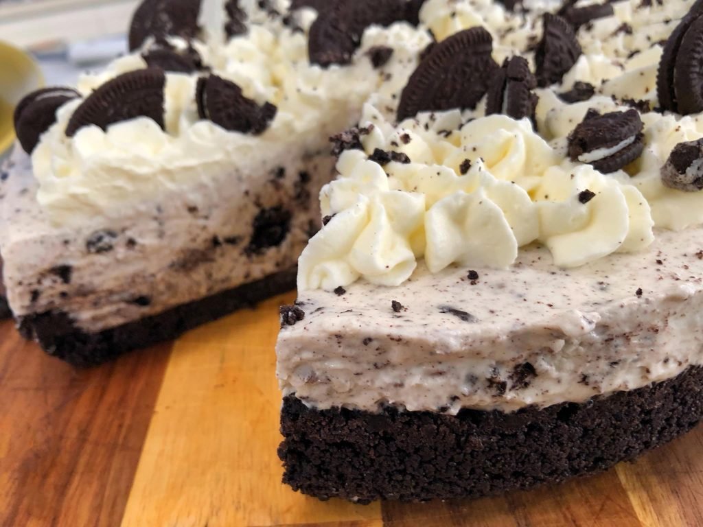 Μπισκοτένιο cheesecake χωρίς ψήσιμο, με τραγανή βάση και βελούδινη δροσερή κρέμα