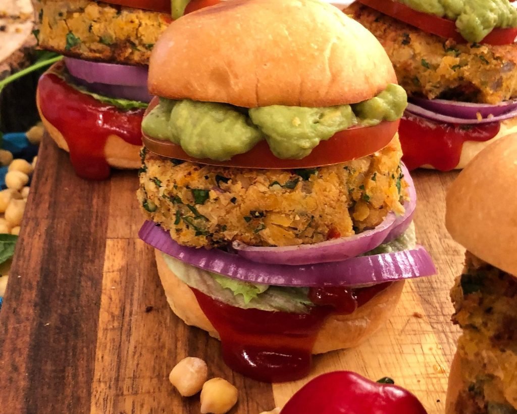 Vegan burger με ρεβίθια, τραγανό απ' έξω και μαλακό μέσα, χορταστικό χωρίς κρέας