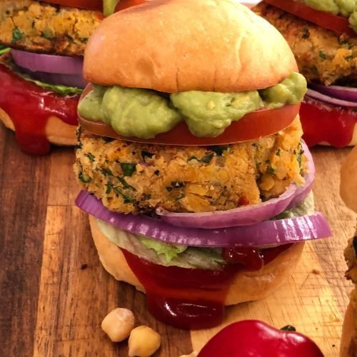 Vegan burger με ρεβίθια, τραγανό απ' έξω και μαλακό μέσα, χορταστικό χωρίς κρέας