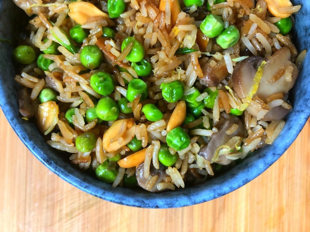 Γρήγορο stir fry με αρακά και ρύζι, ελαφρύ και χορταστικό, έτοιμο από το wok