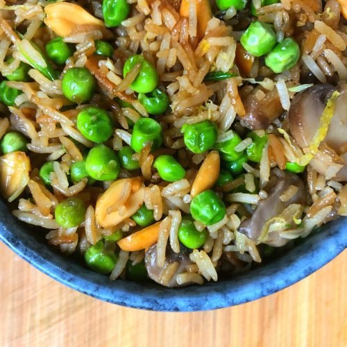 Γρήγορο stir fry με αρακά και ρύζι, ελαφρύ και χορταστικό, έτοιμο από το wok