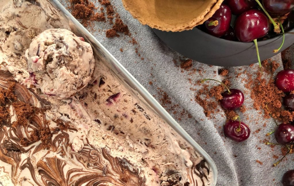Παγωτό Black Forest με σοκολάτα και κεράσια, δροσερό επιδόρπιο εμπνευσμένο από την κλασική τούρτα