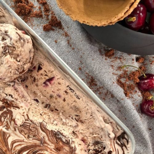Παγωτό Black Forest με σοκολάτα και κεράσια, δροσερό επιδόρπιο εμπνευσμένο από την κλασική τούρτα