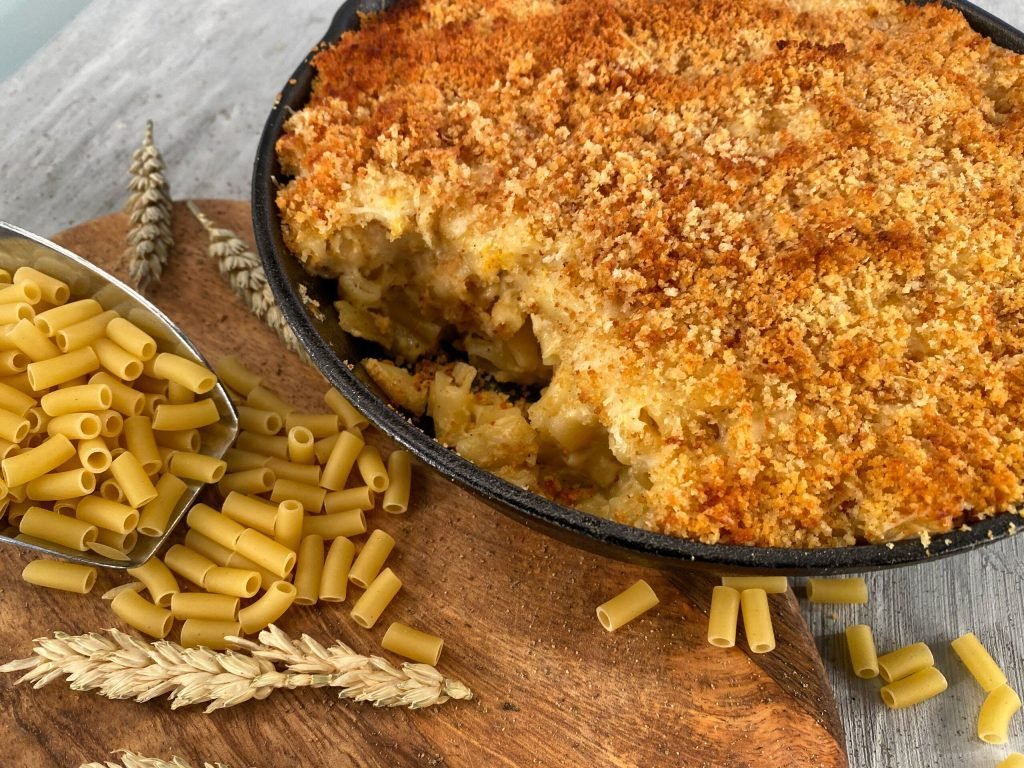 Mac & cheese, κρεμώδη μακαρόνια με λιωμένα τυριά και χρυσαφένια κρούστα, το απόλυτο comfort food