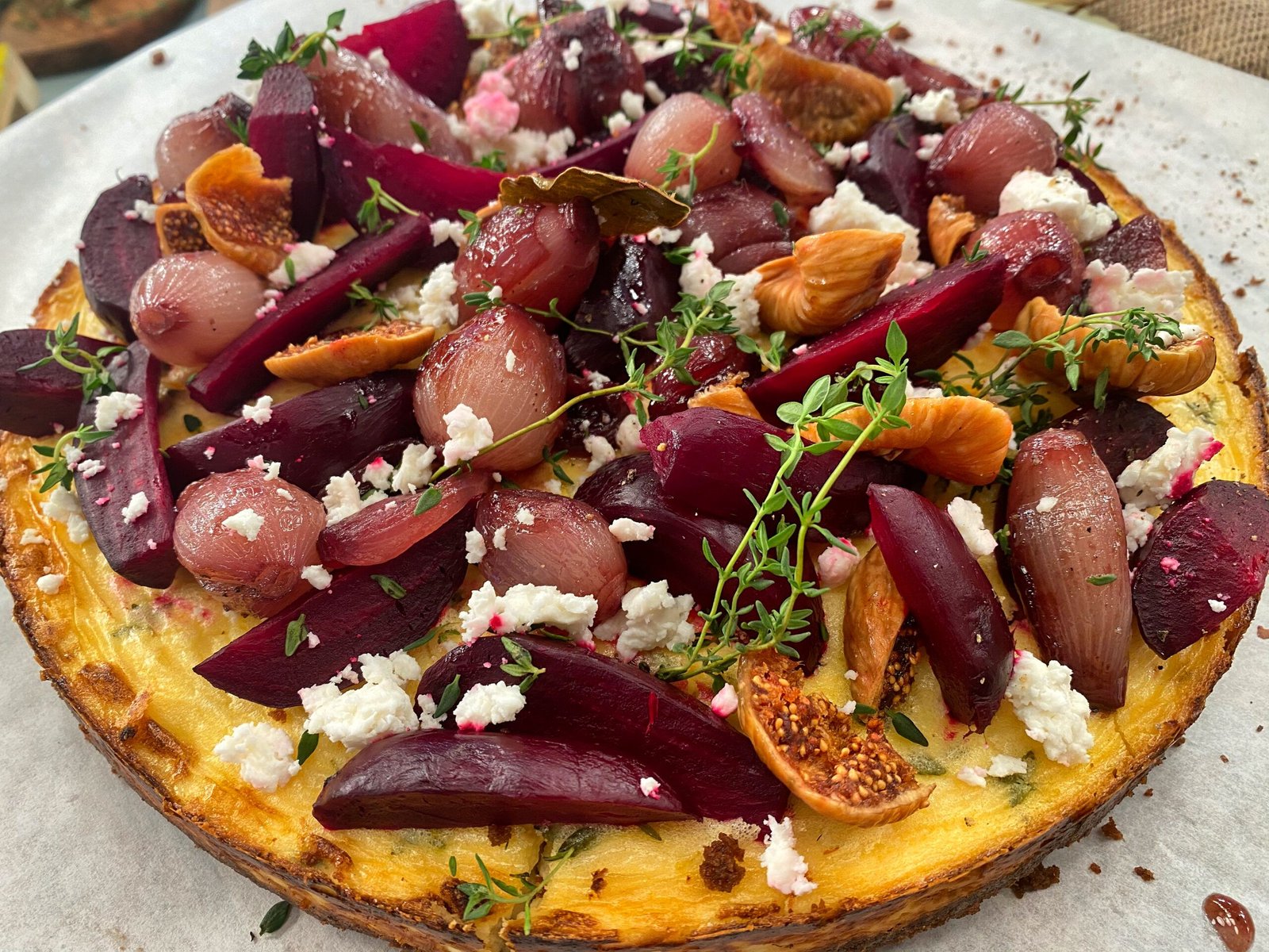 Αλμυρό Cheesecake με Παξιμάδια Χαρουπιού, Σύκα & Καραμελωμένα Κρεμμύδια