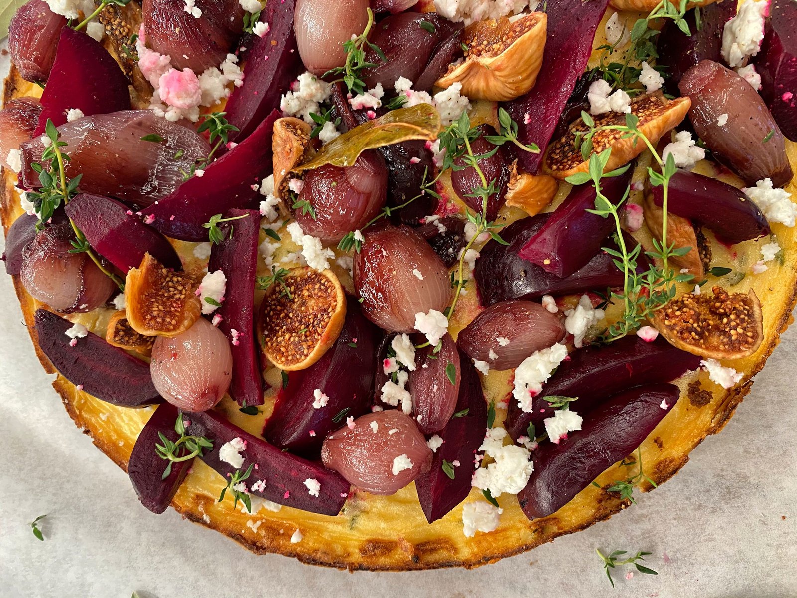 Αλμυρό Cheesecake με Παξιμάδια Χαρουπιού, Σύκα & Καραμελωμένα Κρεμμύδια