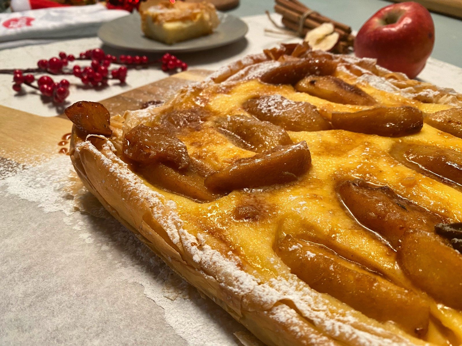 Τραγανή Πίτα με Κρέμα & Καραμελωμένα Μήλα