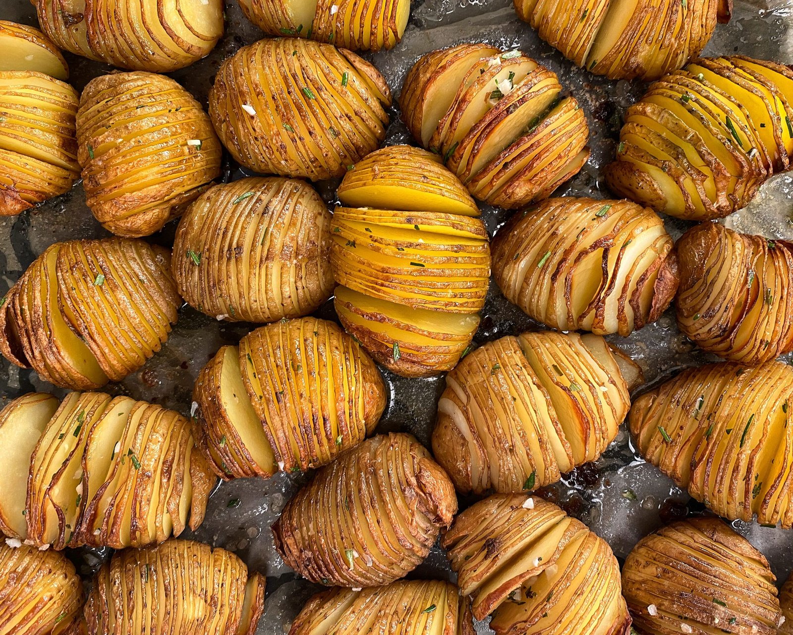 Χοιρινό με δαμάσκηνα, κάστανα και πατάτες hasselback | LAMBROS VAKIAROS Enlight1139 scaled 1