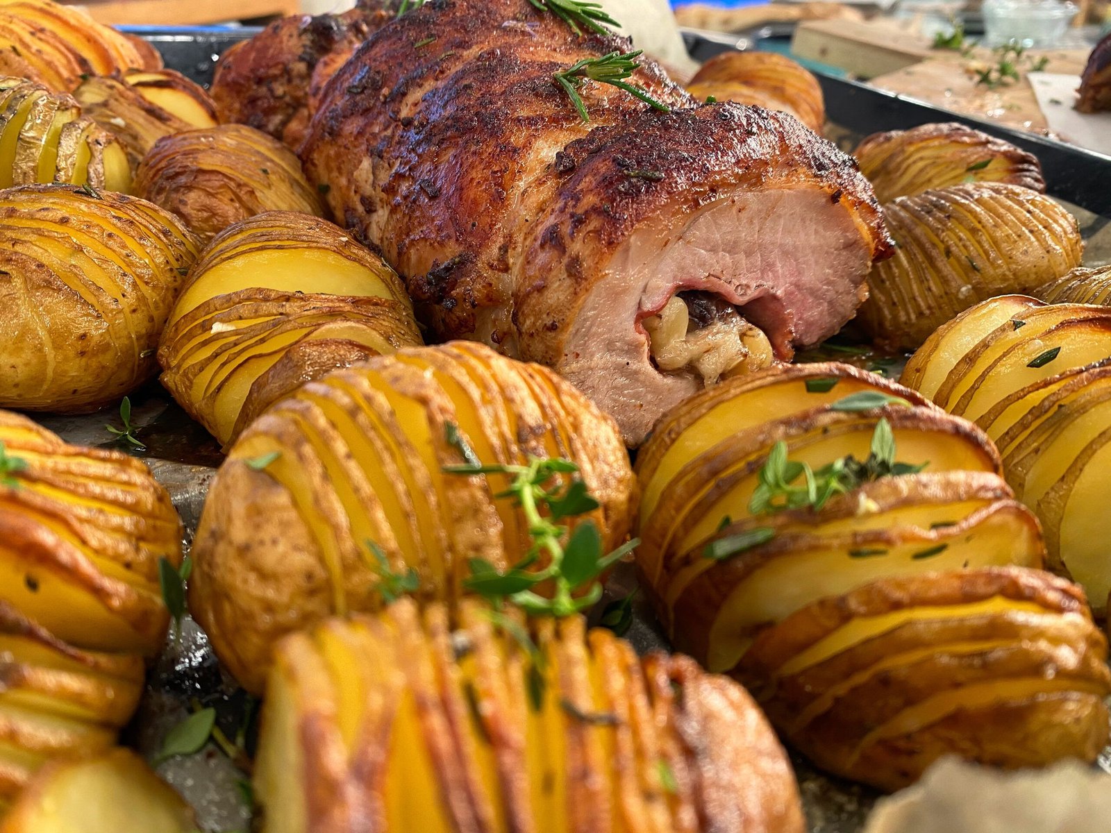 Χοιρινό με δαμάσκηνα, κάστανα και πατάτες hasselback | LAMBROS VAKIAROS Enlight1140 scaled 1