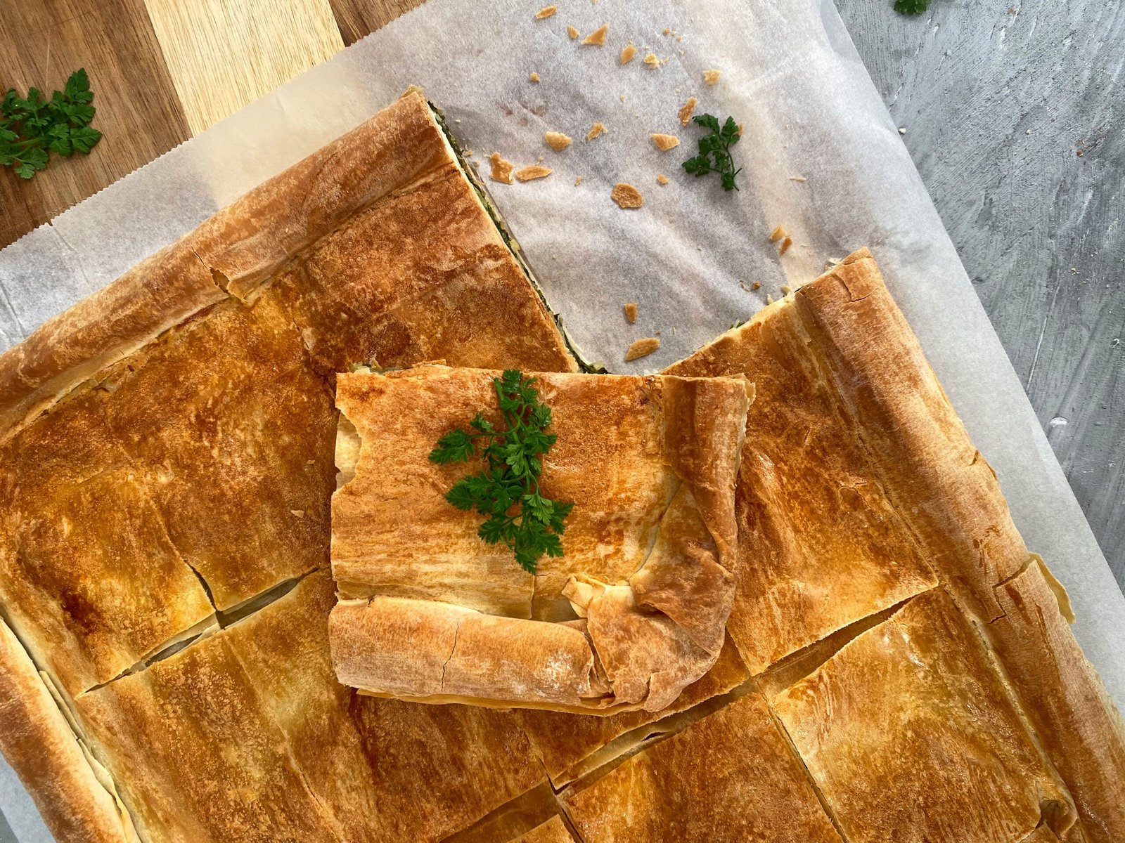 Πίτα με Αρωματικά Χόρτα και Φέτα | LAMBROS VAKIAROS Enlight1142 scaled 1