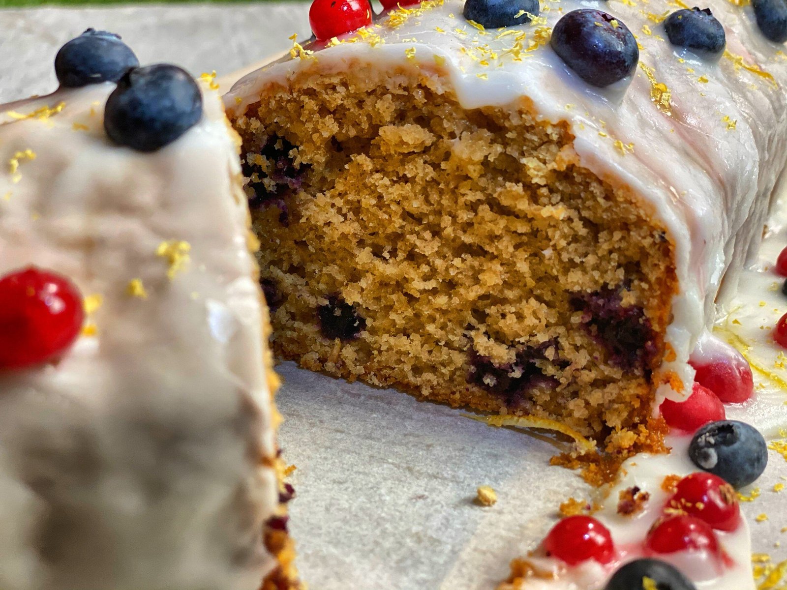 Κέικ Βρώμης με Λεμόνι και Μύρτιλα