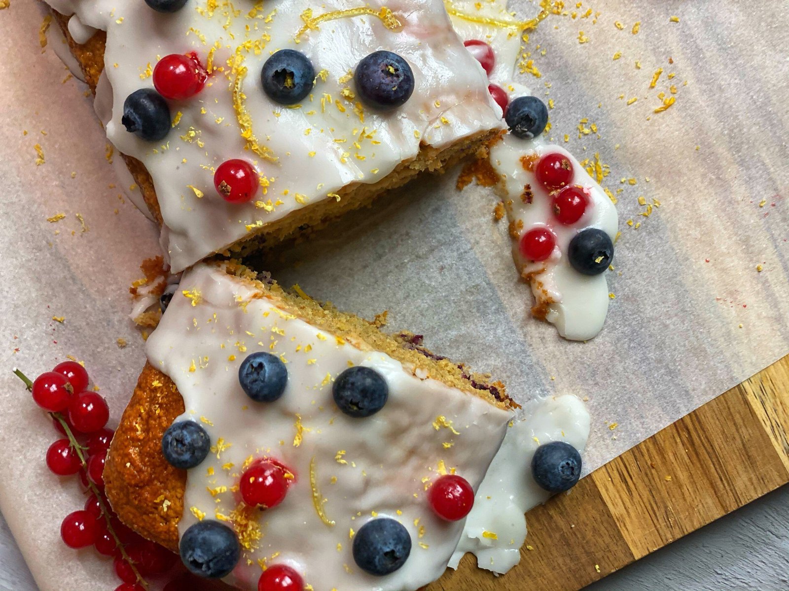 Συνταγή κέικ βρώμης με λεμόνι και βατόμουρα με τον λάμπρο βακέριο