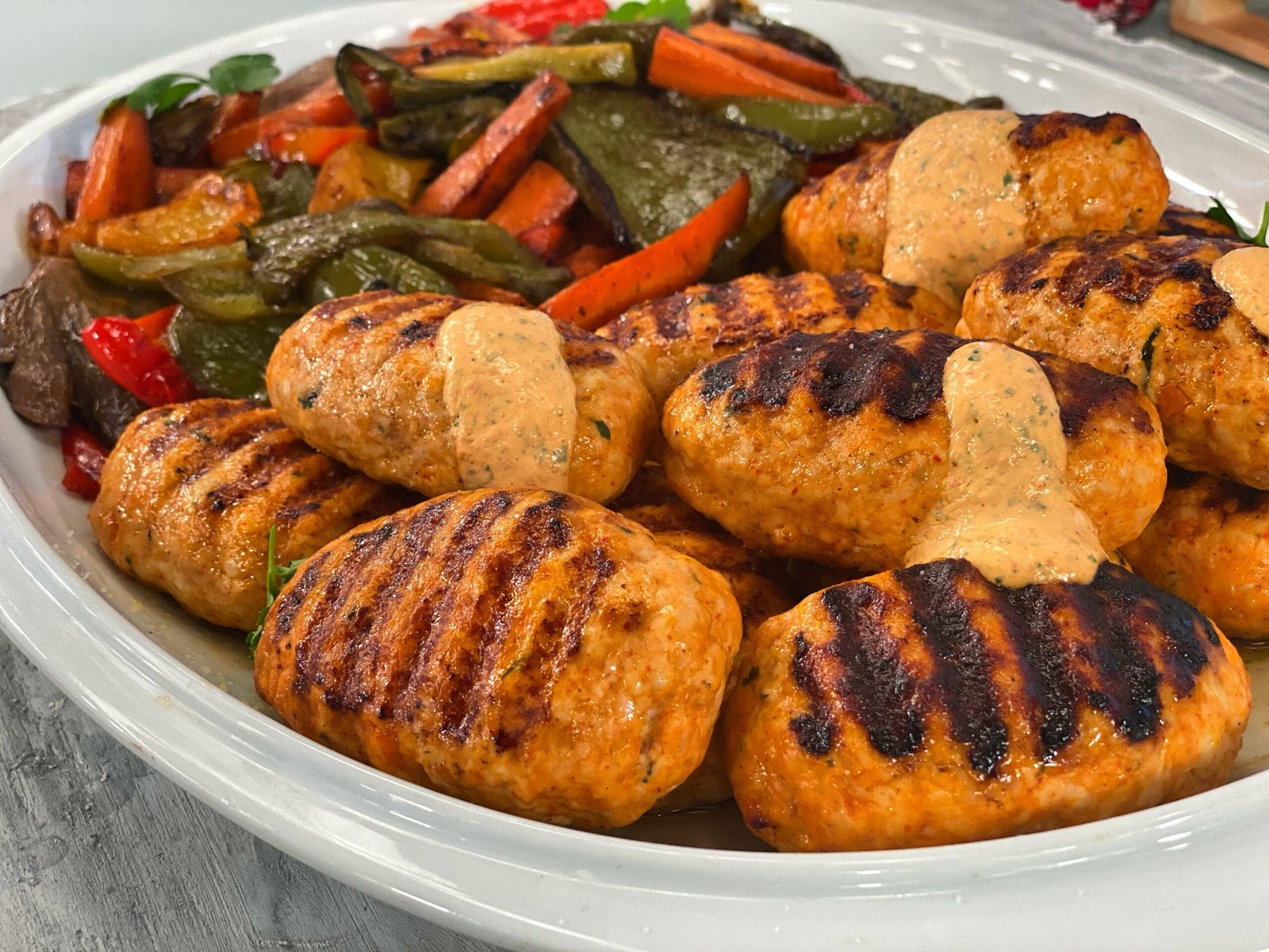 Μπιφτέκια Γαλοπούλας με Ψητά Λαχανικά και Σάλτσα Γιαουρτιού